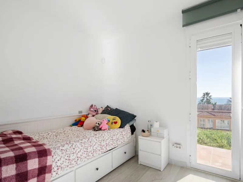 Welcome to this modern villa with fantastic sea views and a wonderful pool in a sunny south facing position. Here you can enjoy the best that the Costa del Sol has to offer - just a short walk from the beach and close to shopping.