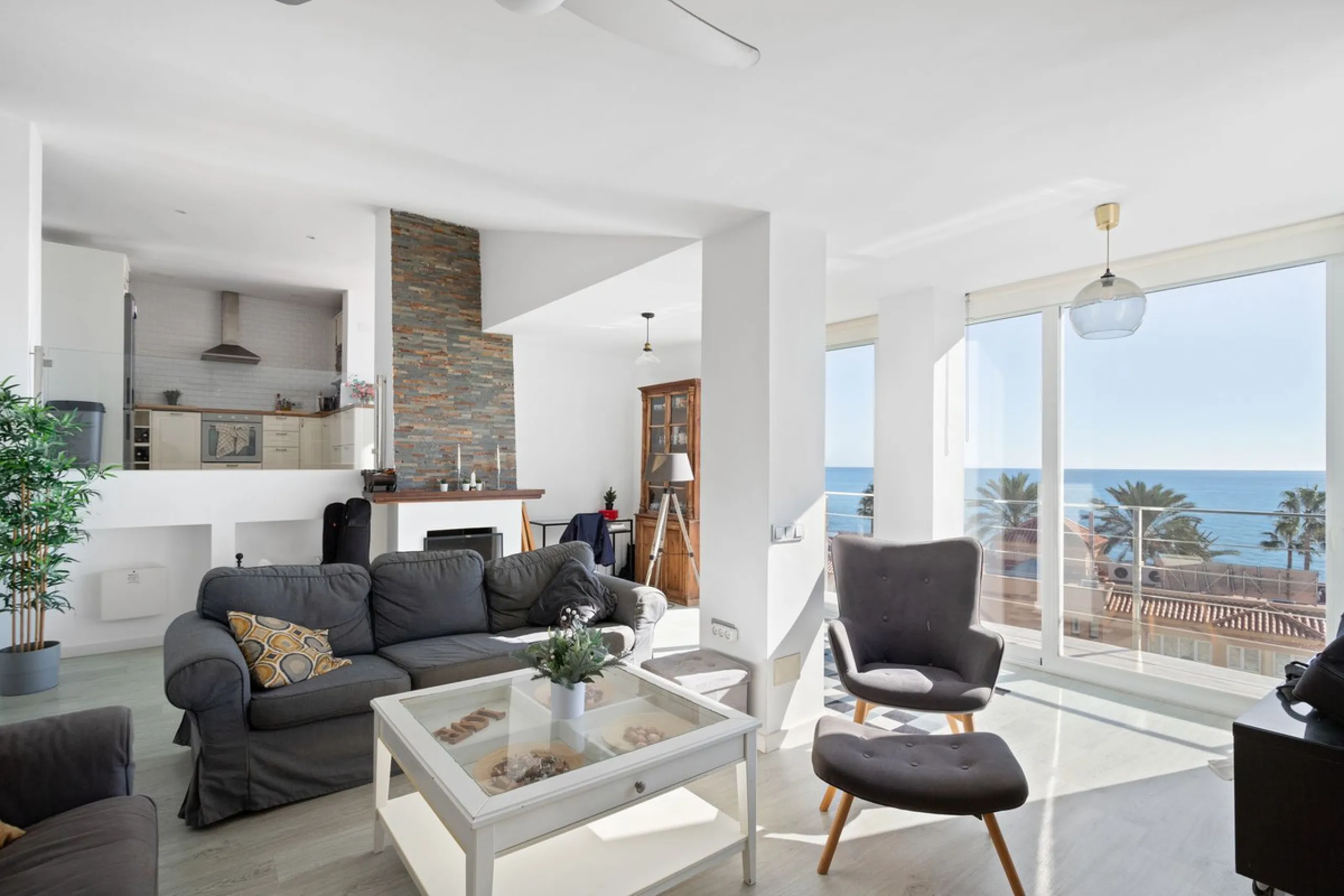 Welcome to this modern villa with fantastic sea views and a wonderful pool in a sunny south facing position. Here you can enjoy the best that the Costa del Sol has to offer - just a short walk from the beach and close to shopping.