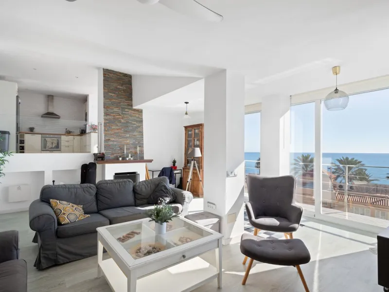 Welcome to this modern villa with fantastic sea views and a wonderful pool in a sunny south facing position. Here you can enjoy the best that the Costa del Sol has to offer - just a short walk from the beach and close to shopping.