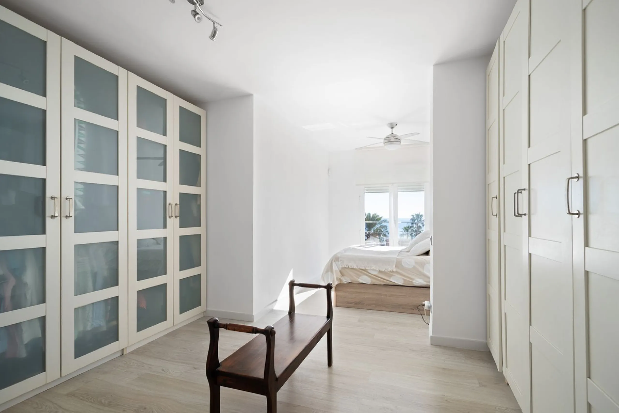 Welcome to this modern villa with fantastic sea views and a wonderful pool in a sunny south facing position. Here you can enjoy the best that the Costa del Sol has to offer - just a short walk from the beach and close to shopping.