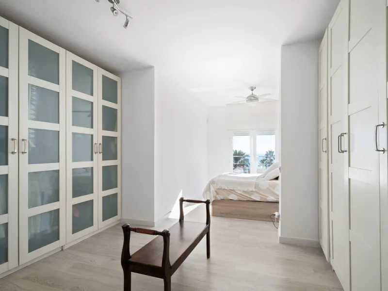 Welcome to this modern villa with fantastic sea views and a wonderful pool in a sunny south facing position. Here you can enjoy the best that the Costa del Sol has to offer - just a short walk from the beach and close to shopping.