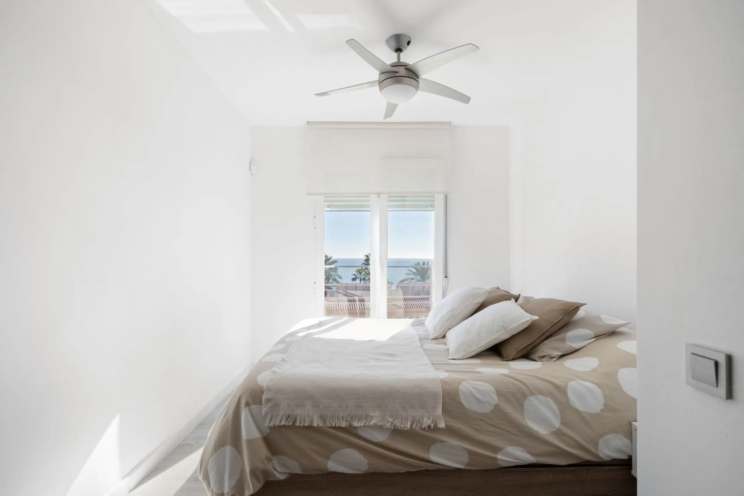 Welcome to this modern villa with fantastic sea views and a wonderful pool in a sunny south facing position. Here you can enjoy the best that the Costa del Sol has to offer - just a short walk from the beach and close to shopping.