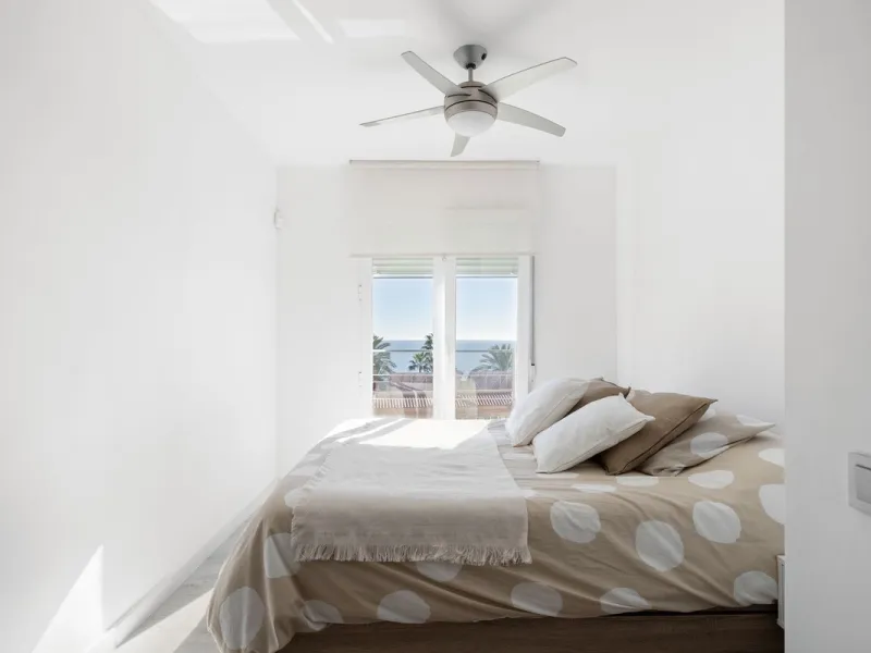 Welcome to this modern villa with fantastic sea views and a wonderful pool in a sunny south facing position. Here you can enjoy the best that the Costa del Sol has to offer - just a short walk from the beach and close to shopping.