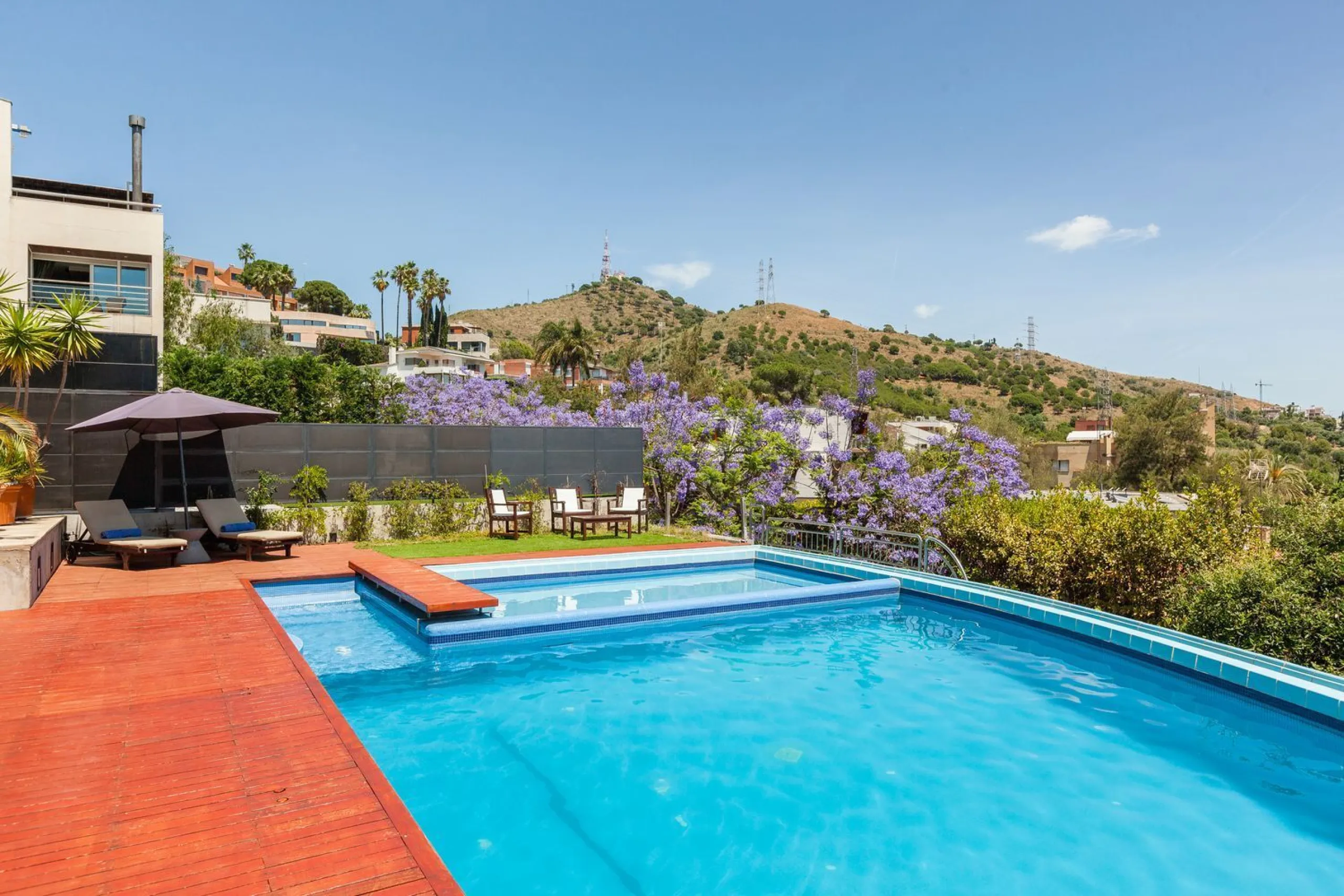 Villa de autor con piscina interior y exterior en Esplugues de Llobregat, Barcelona