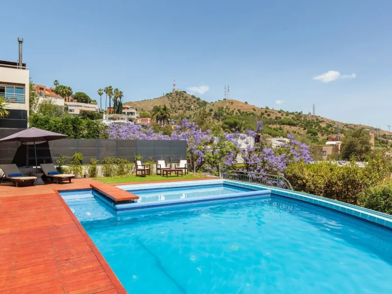 Villa de autor con piscina interior y exterior en Esplugues de Llobregat, Barcelona