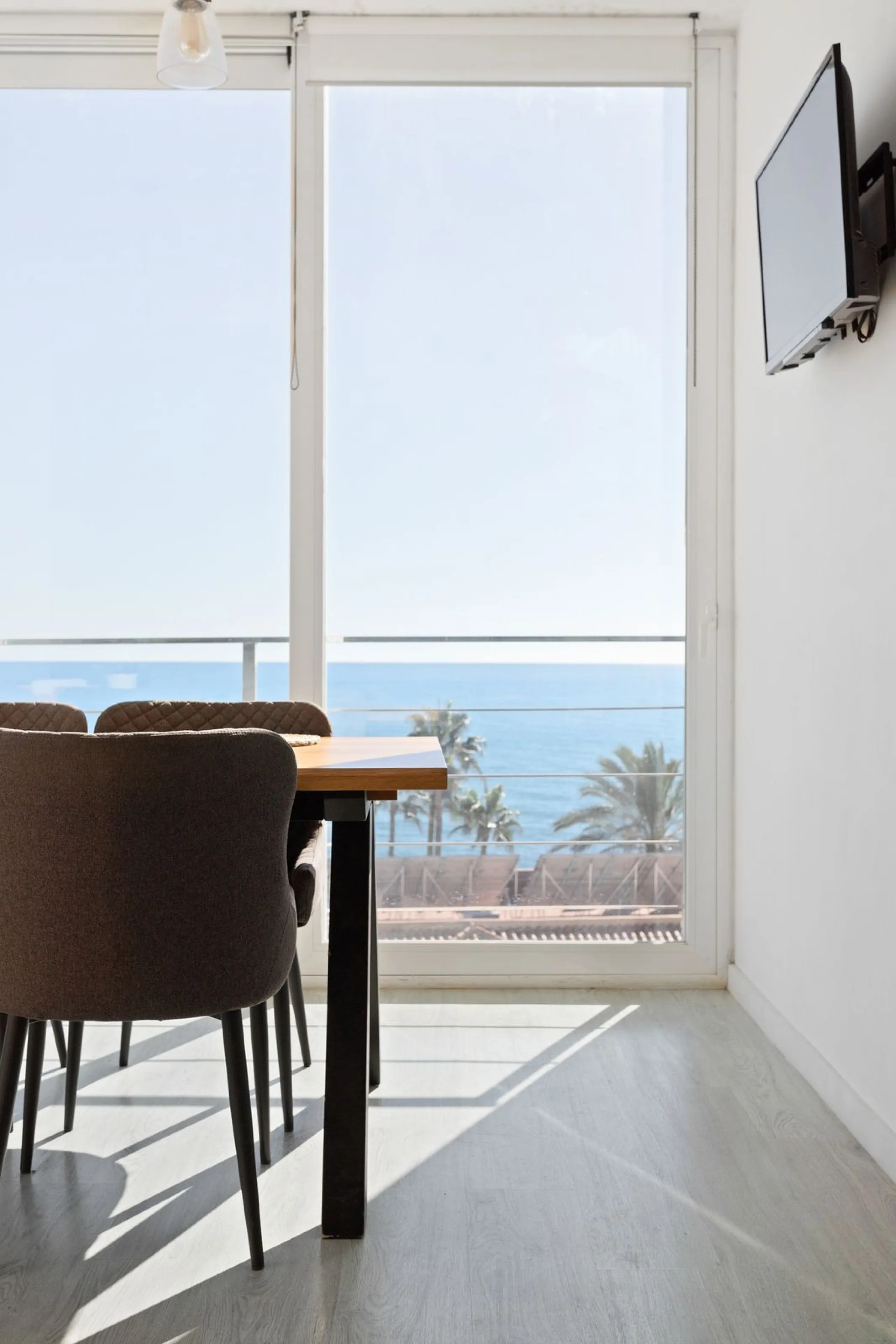 Welcome to this modern villa with fantastic sea views and a wonderful pool in a sunny south facing position. Here you can enjoy the best that the Costa del Sol has to offer - just a short walk from the beach and close to shopping.