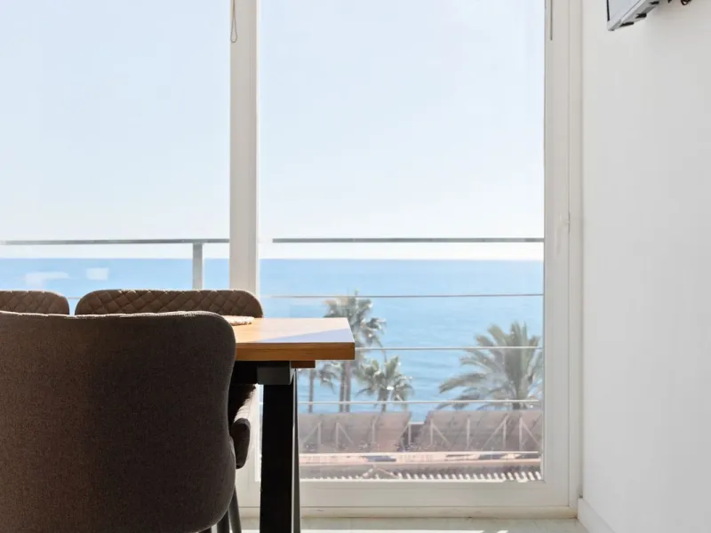 Welcome to this modern villa with fantastic sea views and a wonderful pool in a sunny south facing position. Here you can enjoy the best that the Costa del Sol has to offer - just a short walk from the beach and close to shopping.