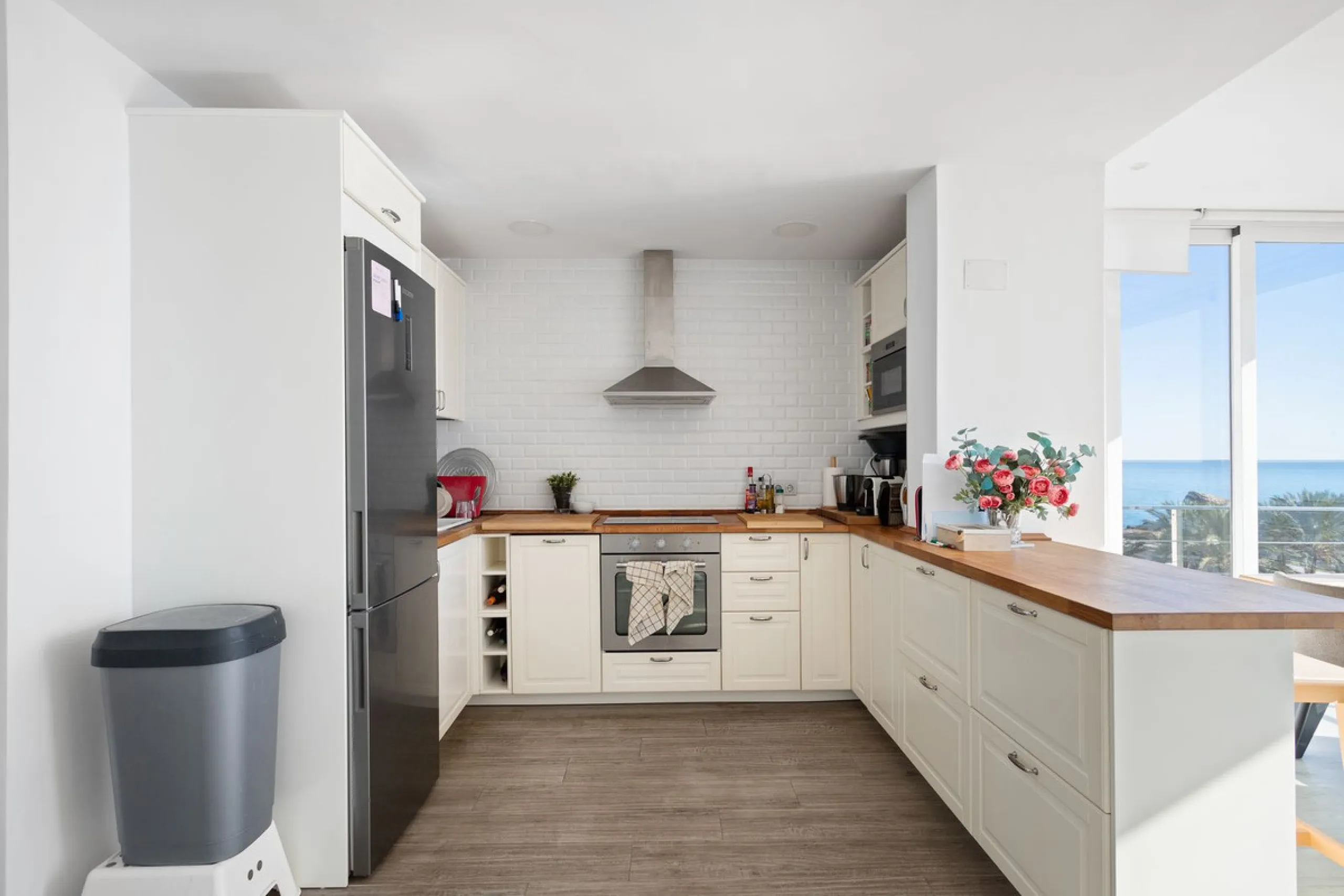 Welcome to this modern villa with fantastic sea views and a wonderful pool in a sunny south facing position. Here you can enjoy the best that the Costa del Sol has to offer - just a short walk from the beach and close to shopping.