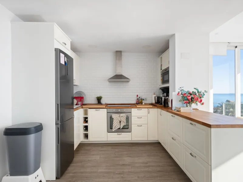 Welcome to this modern villa with fantastic sea views and a wonderful pool in a sunny south facing position. Here you can enjoy the best that the Costa del Sol has to offer - just a short walk from the beach and close to shopping.