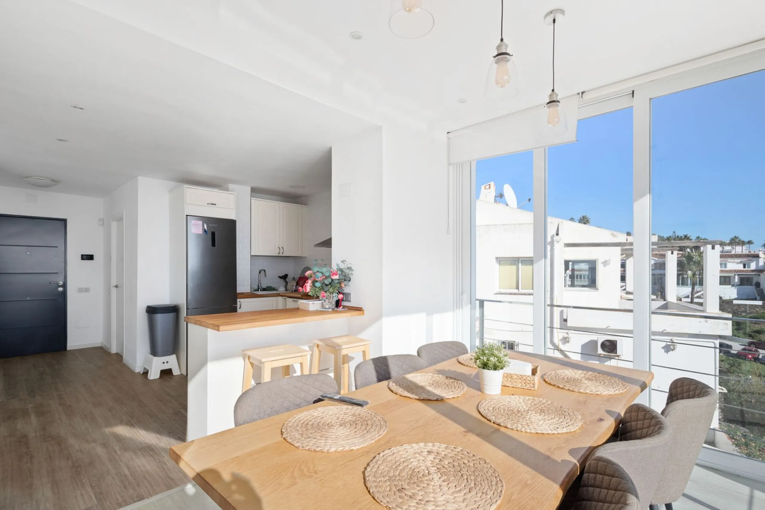 Welcome to this modern villa with fantastic sea views and a wonderful pool in a sunny south facing position. Here you can enjoy the best that the Costa del Sol has to offer - just a short walk from the beach and close to shopping.