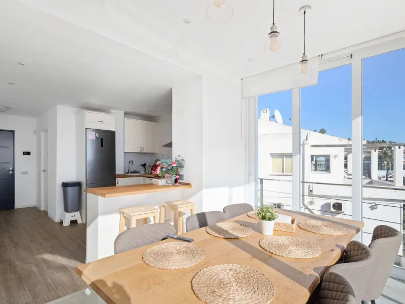 Welcome to this modern villa with fantastic sea views and a wonderful pool in a sunny south facing position. Here you can enjoy the best that the Costa del Sol has to offer - just a short walk from the beach and close to shopping.