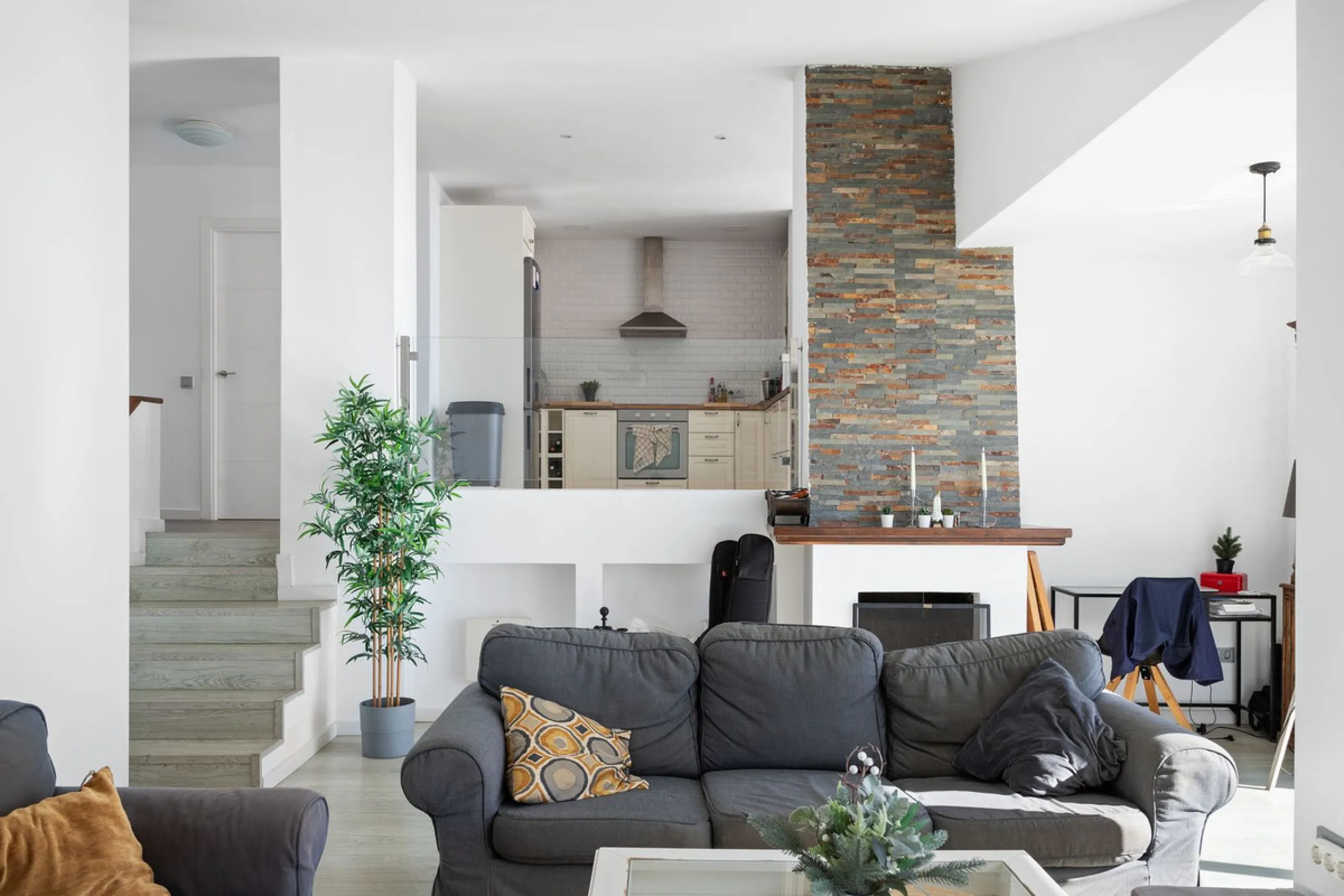 Welcome to this modern villa with fantastic sea views and a wonderful pool in a sunny south facing position. Here you can enjoy the best that the Costa del Sol has to offer - just a short walk from the beach and close to shopping.