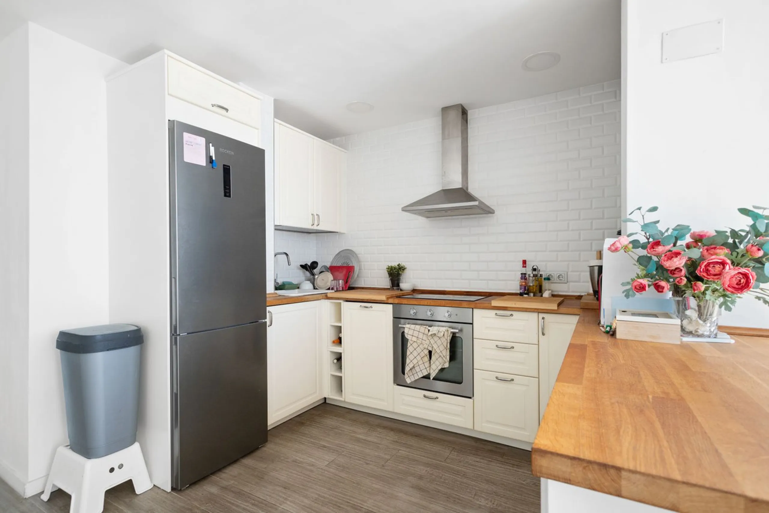 Welcome to this modern villa with fantastic sea views and a wonderful pool in a sunny south facing position. Here you can enjoy the best that the Costa del Sol has to offer - just a short walk from the beach and close to shopping.