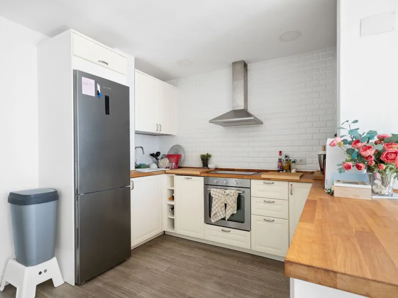 Welcome to this modern villa with fantastic sea views and a wonderful pool in a sunny south facing position. Here you can enjoy the best that the Costa del Sol has to offer - just a short walk from the beach and close to shopping.