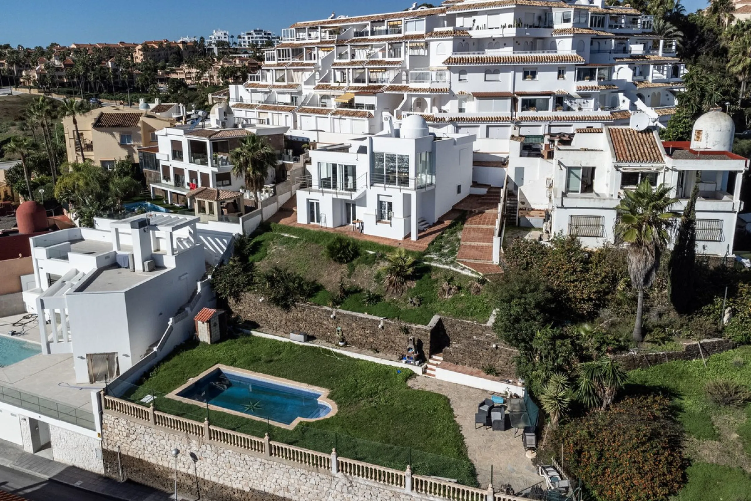 Welcome to this modern villa with fantastic sea views and a wonderful pool in a sunny south facing position. Here you can enjoy the best that the Costa del Sol has to offer - just a short walk from the beach and close to shopping.
