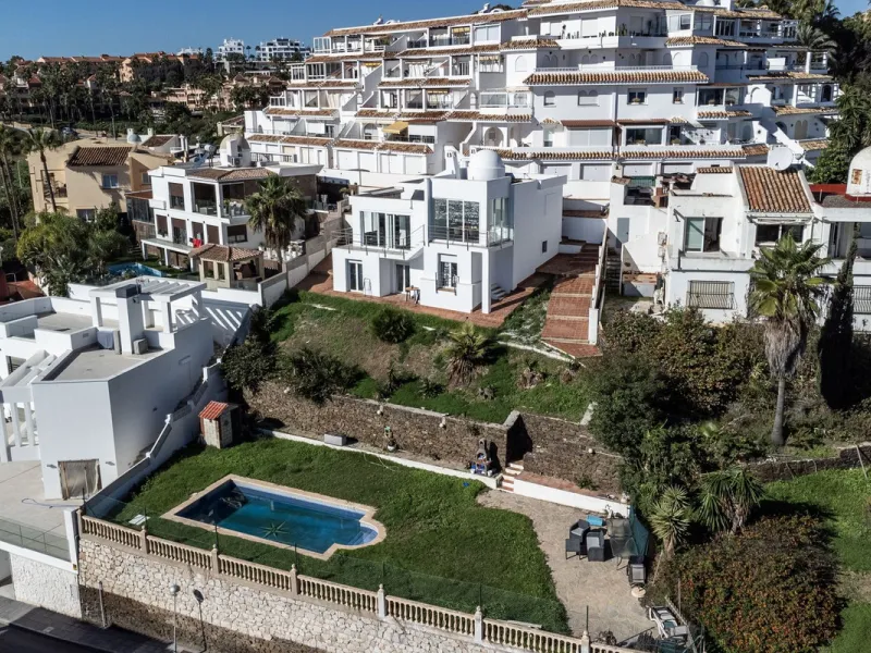Welcome to this modern villa with fantastic sea views and a wonderful pool in a sunny south facing position. Here you can enjoy the best that the Costa del Sol has to offer - just a short walk from the beach and close to shopping.