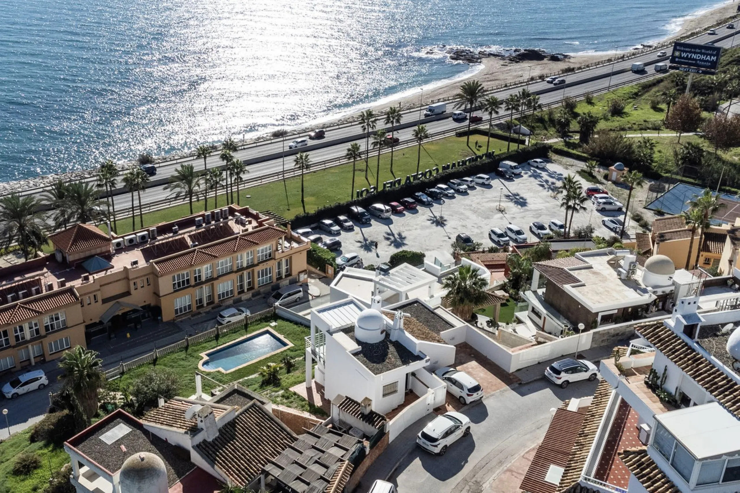 Welcome to this modern villa with fantastic sea views and a wonderful pool in a sunny south facing position. Here you can enjoy the best that the Costa del Sol has to offer - just a short walk from the beach and close to shopping.