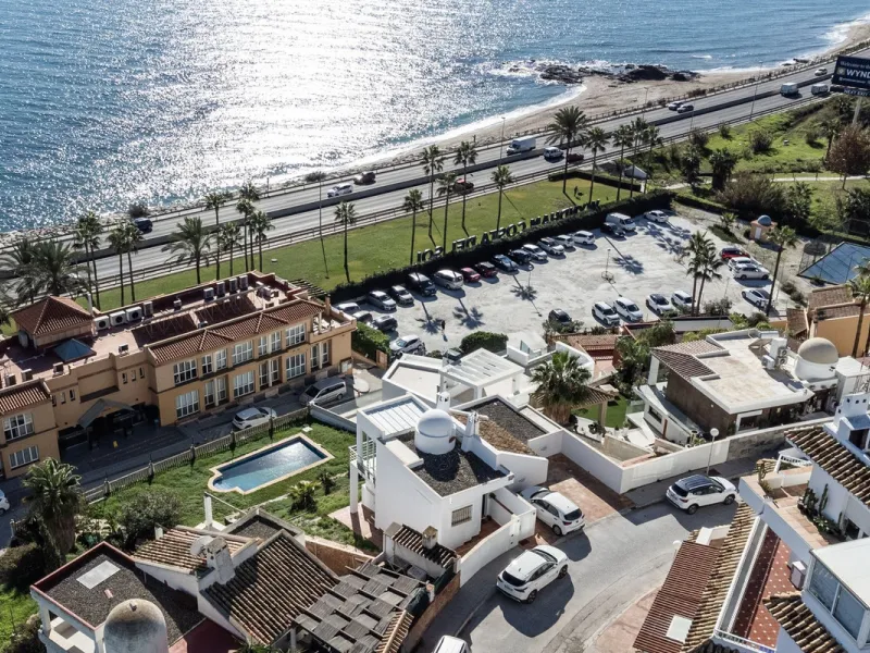 Welcome to this modern villa with fantastic sea views and a wonderful pool in a sunny south facing position. Here you can enjoy the best that the Costa del Sol has to offer - just a short walk from the beach and close to shopping.