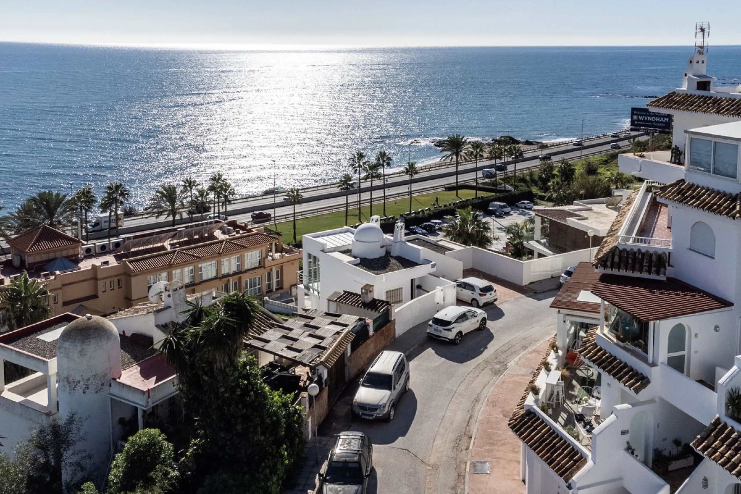Welcome to this modern villa with fantastic sea views and a wonderful pool in a sunny south facing position. Here you can enjoy the best that the Costa del Sol has to offer - just a short walk from the beach and close to shopping.