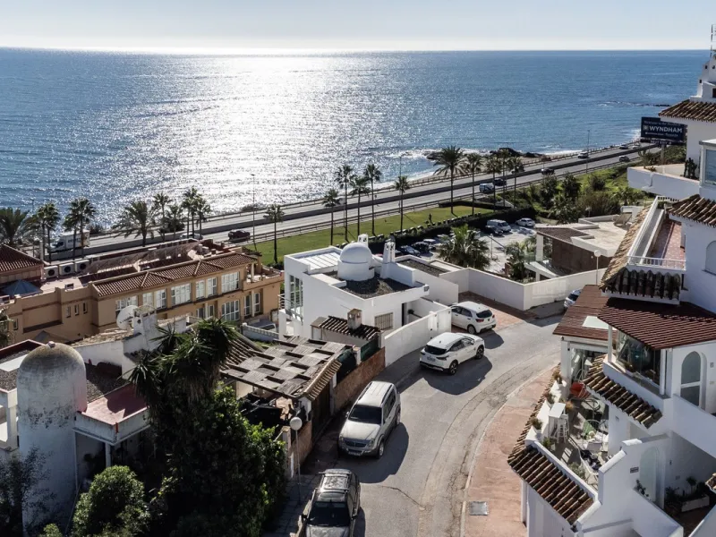 Welcome to this modern villa with fantastic sea views and a wonderful pool in a sunny south facing position. Here you can enjoy the best that the Costa del Sol has to offer - just a short walk from the beach and close to shopping.