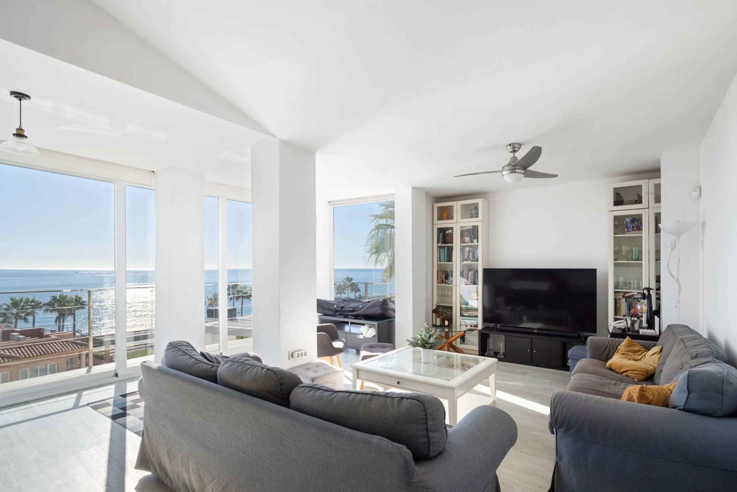 Welcome to this modern villa with fantastic sea views and a wonderful pool in a sunny south facing position. Here you can enjoy the best that the Costa del Sol has to offer - just a short walk from the beach and close to shopping.