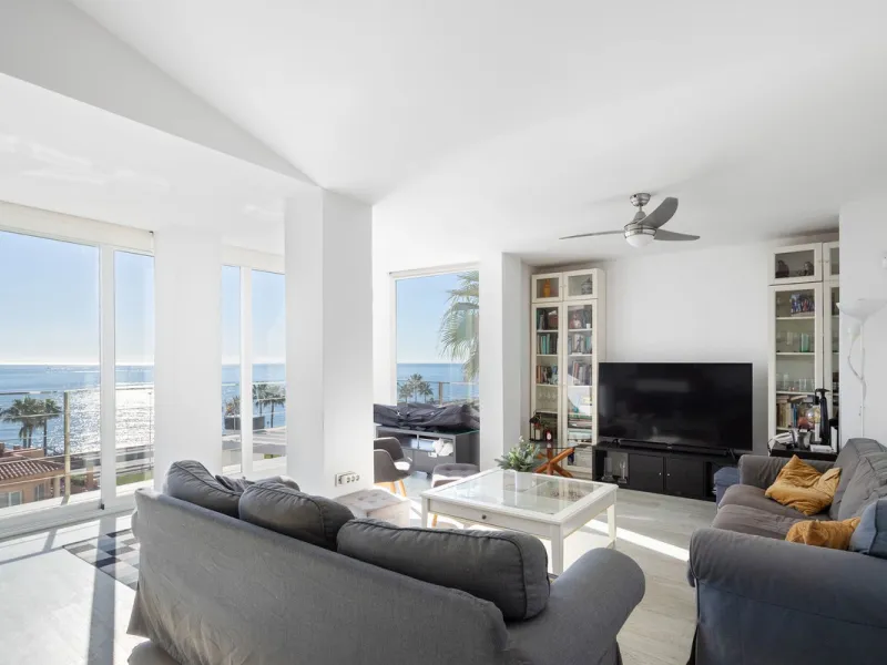 Welcome to this modern villa with fantastic sea views and a wonderful pool in a sunny south facing position. Here you can enjoy the best that the Costa del Sol has to offer - just a short walk from the beach and close to shopping.