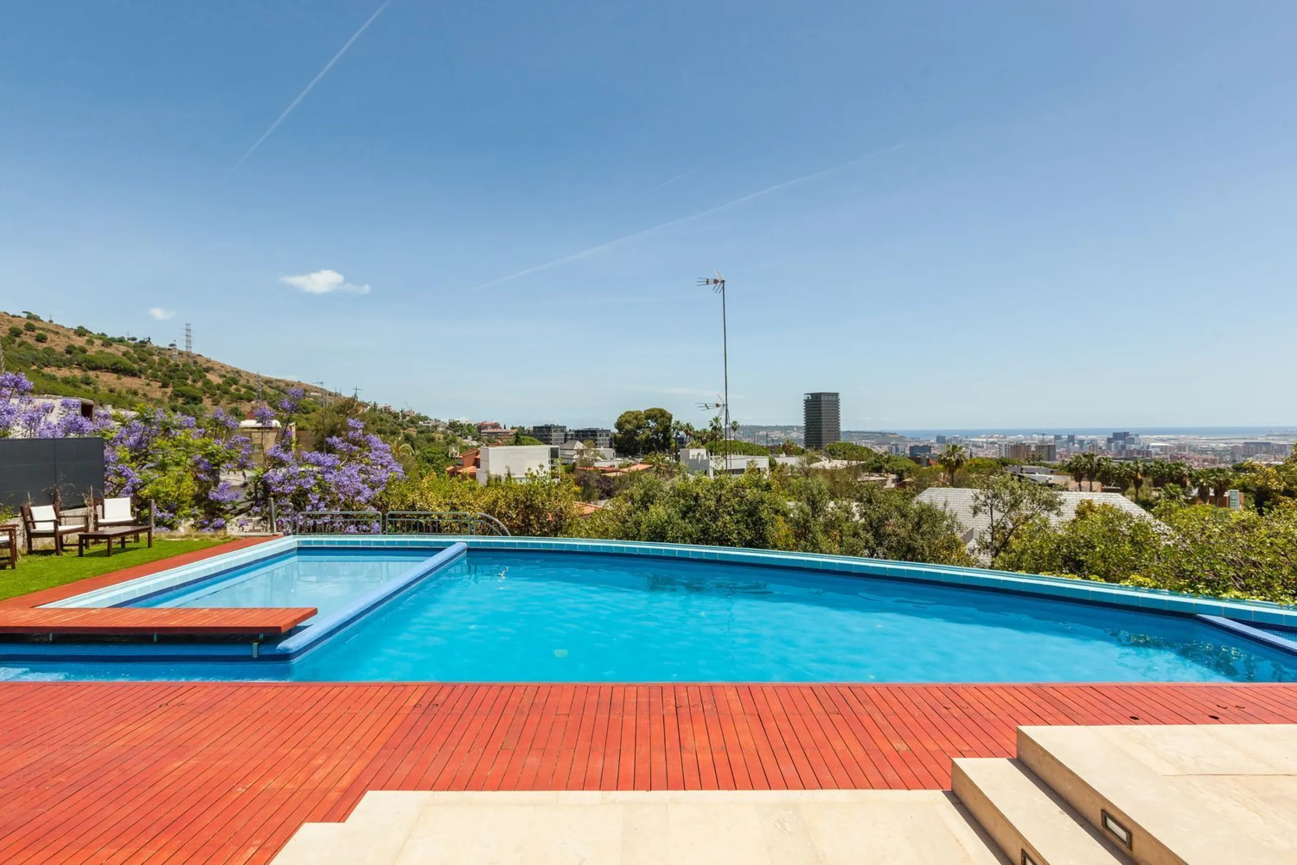 Villa de autor con piscina interior y exterior en Esplugues de Llobregat, Barcelona