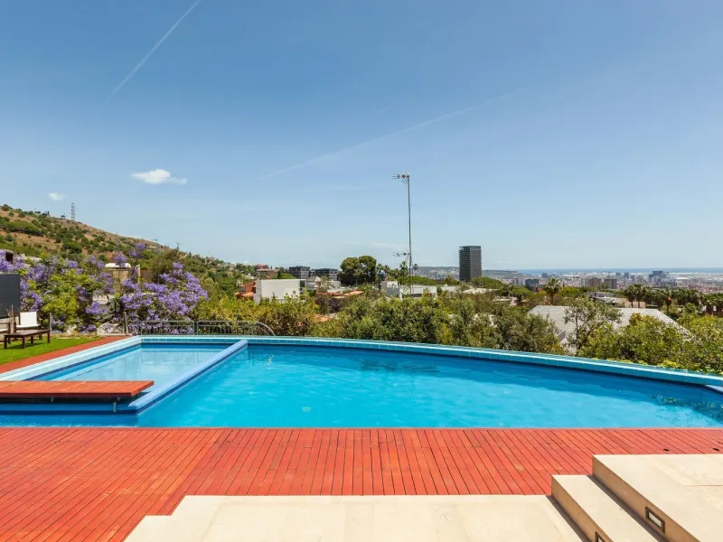 Villa de autor con piscina interior y exterior en Esplugues de Llobregat, Barcelona