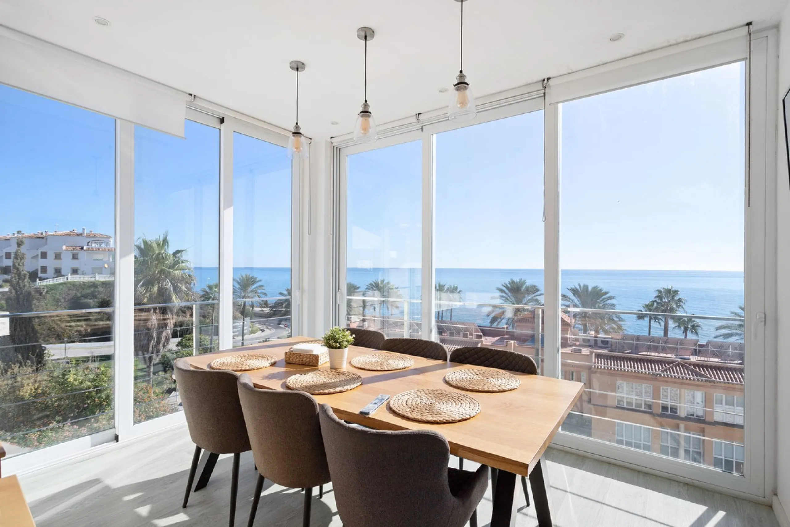 Welcome to this modern villa with fantastic sea views and a wonderful pool in a sunny south facing position. Here you can enjoy the best that the Costa del Sol has to offer - just a short walk from the beach and close to shopping.