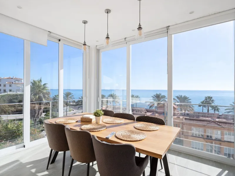 Welcome to this modern villa with fantastic sea views and a wonderful pool in a sunny south facing position. Here you can enjoy the best that the Costa del Sol has to offer - just a short walk from the beach and close to shopping.