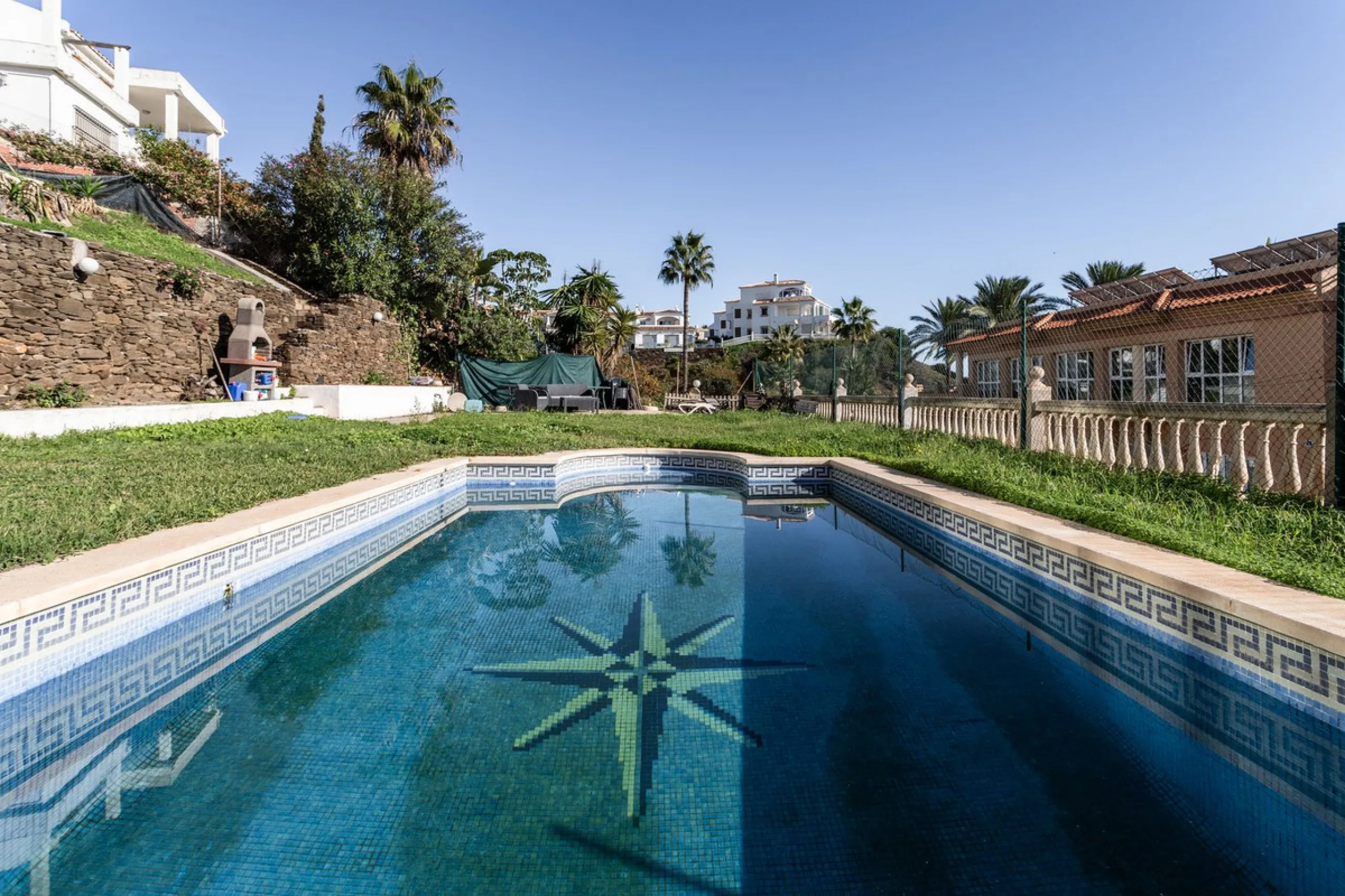 Welcome to this modern villa with fantastic sea views and a wonderful pool in a sunny south facing position. Here you can enjoy the best that the Costa del Sol has to offer - just a short walk from the beach and close to shopping.