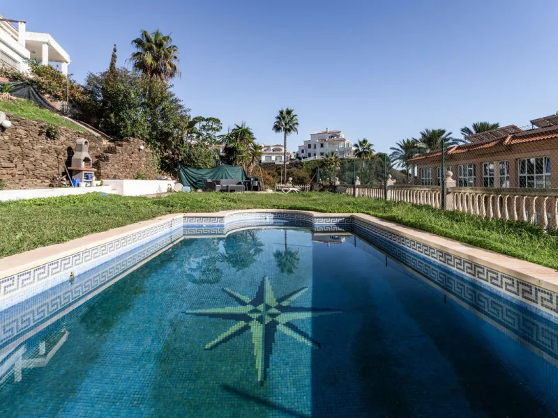 Welcome to this modern villa with fantastic sea views and a wonderful pool in a sunny south facing position. Here you can enjoy the best that the Costa del Sol has to offer - just a short walk from the beach and close to shopping.