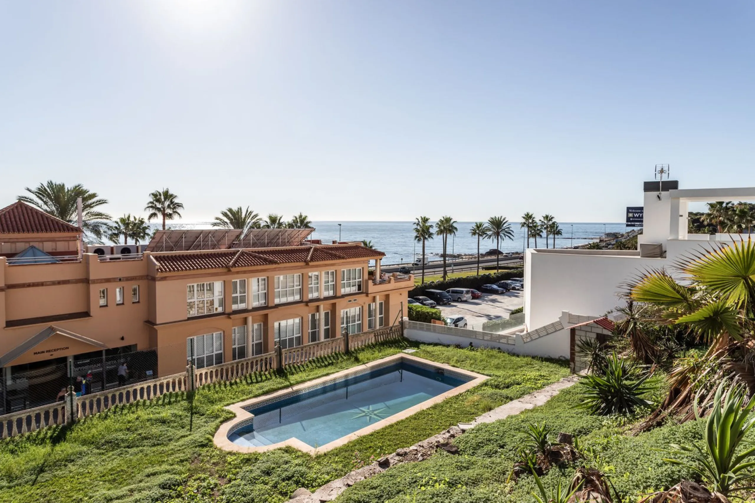 Welcome to this modern villa with fantastic sea views and a wonderful pool in a sunny south facing position. Here you can enjoy the best that the Costa del Sol has to offer - just a short walk from the beach and close to shopping.