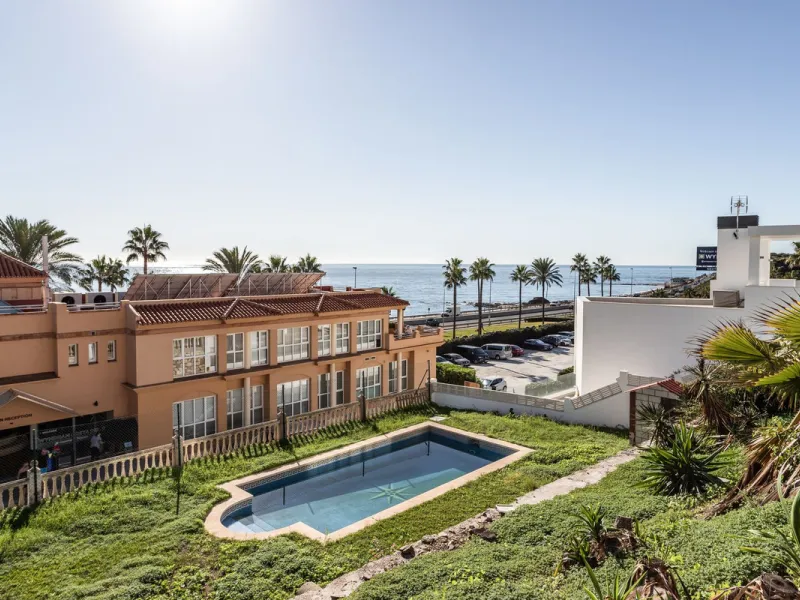 Welcome to this modern villa with fantastic sea views and a wonderful pool in a sunny south facing position. Here you can enjoy the best that the Costa del Sol has to offer - just a short walk from the beach and close to shopping.