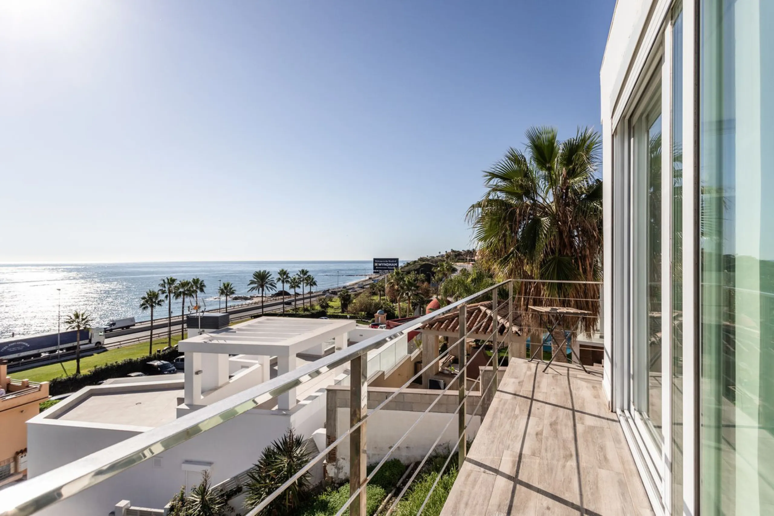 Welcome to this modern villa with fantastic sea views and a wonderful pool in a sunny south facing position. Here you can enjoy the best that the Costa del Sol has to offer - just a short walk from the beach and close to shopping.