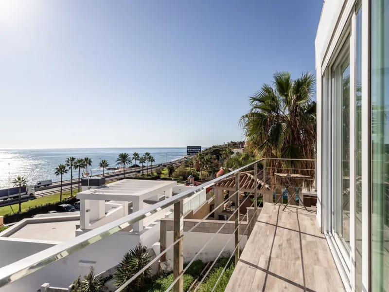 Welcome to this modern villa with fantastic sea views and a wonderful pool in a sunny south facing position. Here you can enjoy the best that the Costa del Sol has to offer - just a short walk from the beach and close to shopping.