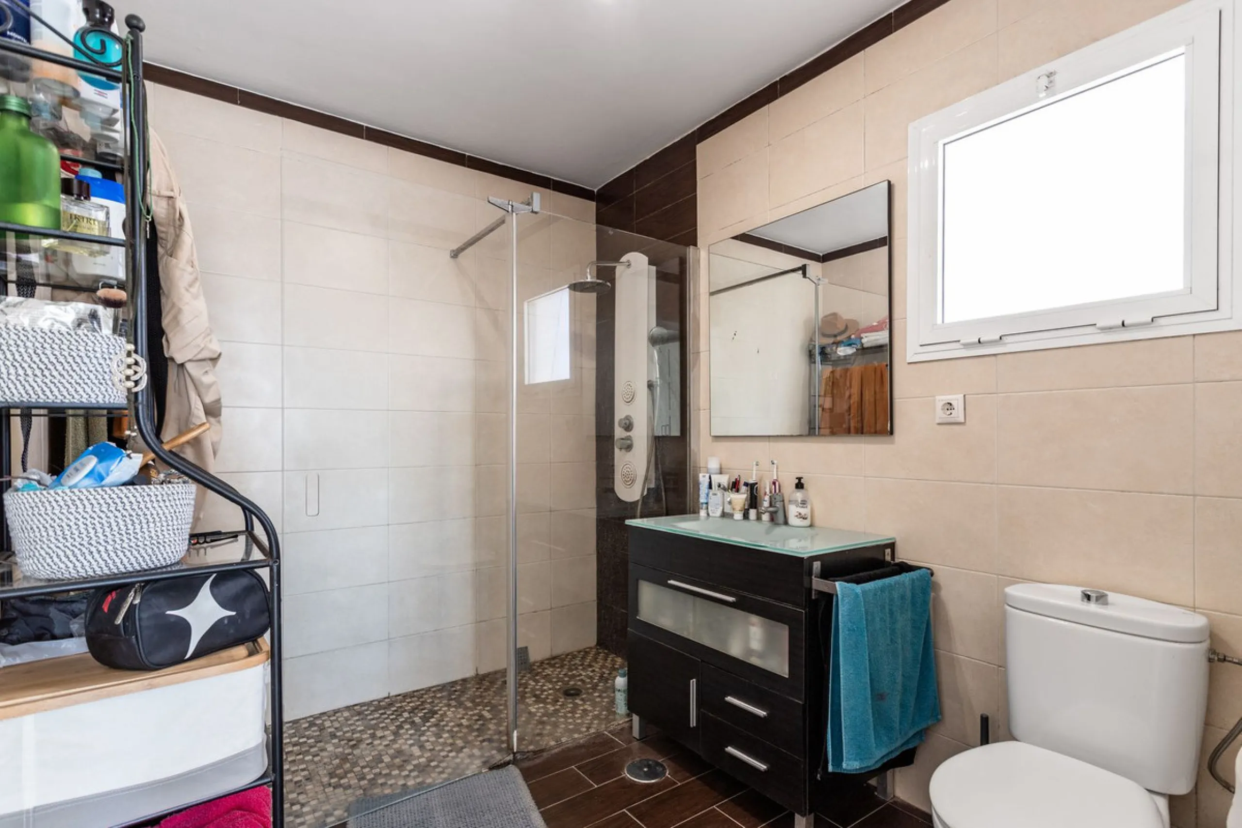 Welcome to this modern villa with fantastic sea views and a wonderful pool in a sunny south facing position. Here you can enjoy the best that the Costa del Sol has to offer - just a short walk from the beach and close to shopping.
