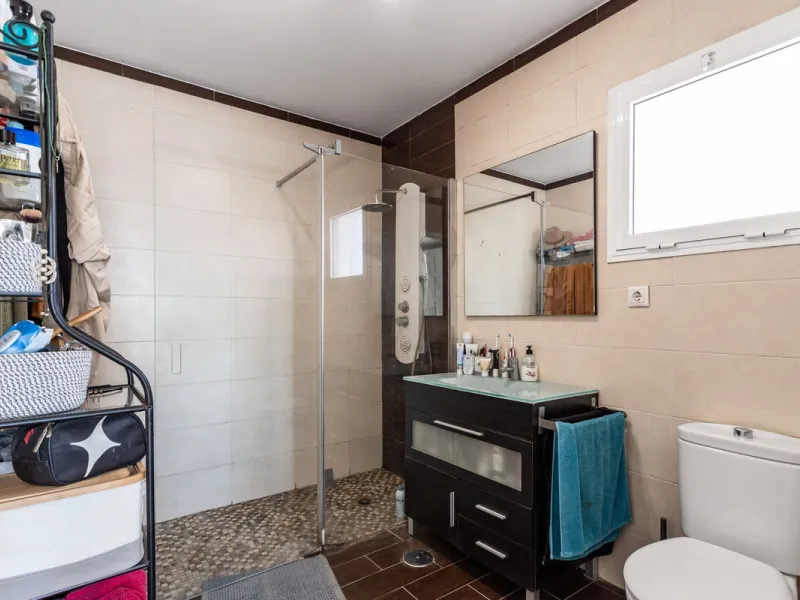 Welcome to this modern villa with fantastic sea views and a wonderful pool in a sunny south facing position. Here you can enjoy the best that the Costa del Sol has to offer - just a short walk from the beach and close to shopping.