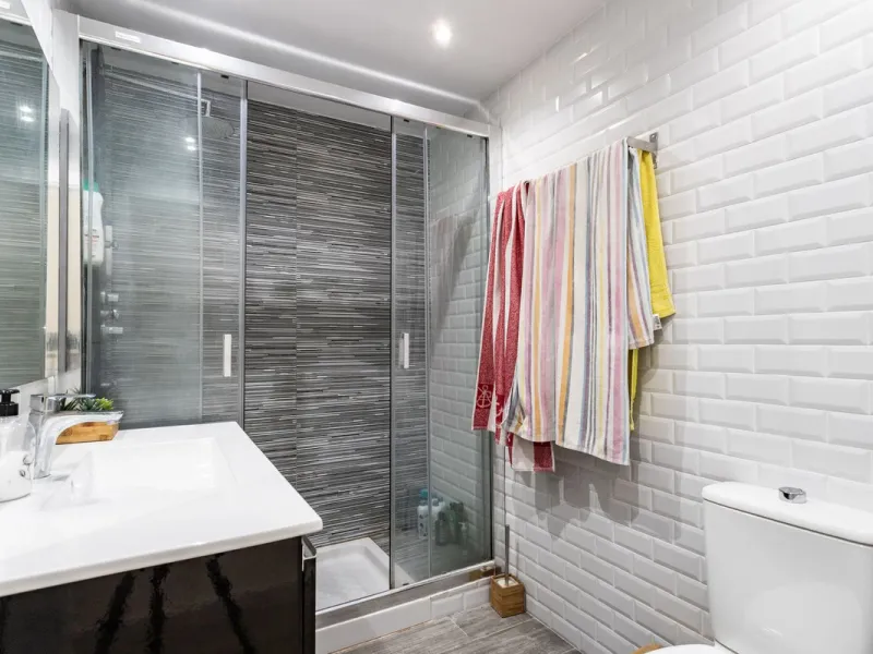 Welcome to this modern villa with fantastic sea views and a wonderful pool in a sunny south facing position. Here you can enjoy the best that the Costa del Sol has to offer - just a short walk from the beach and close to shopping.