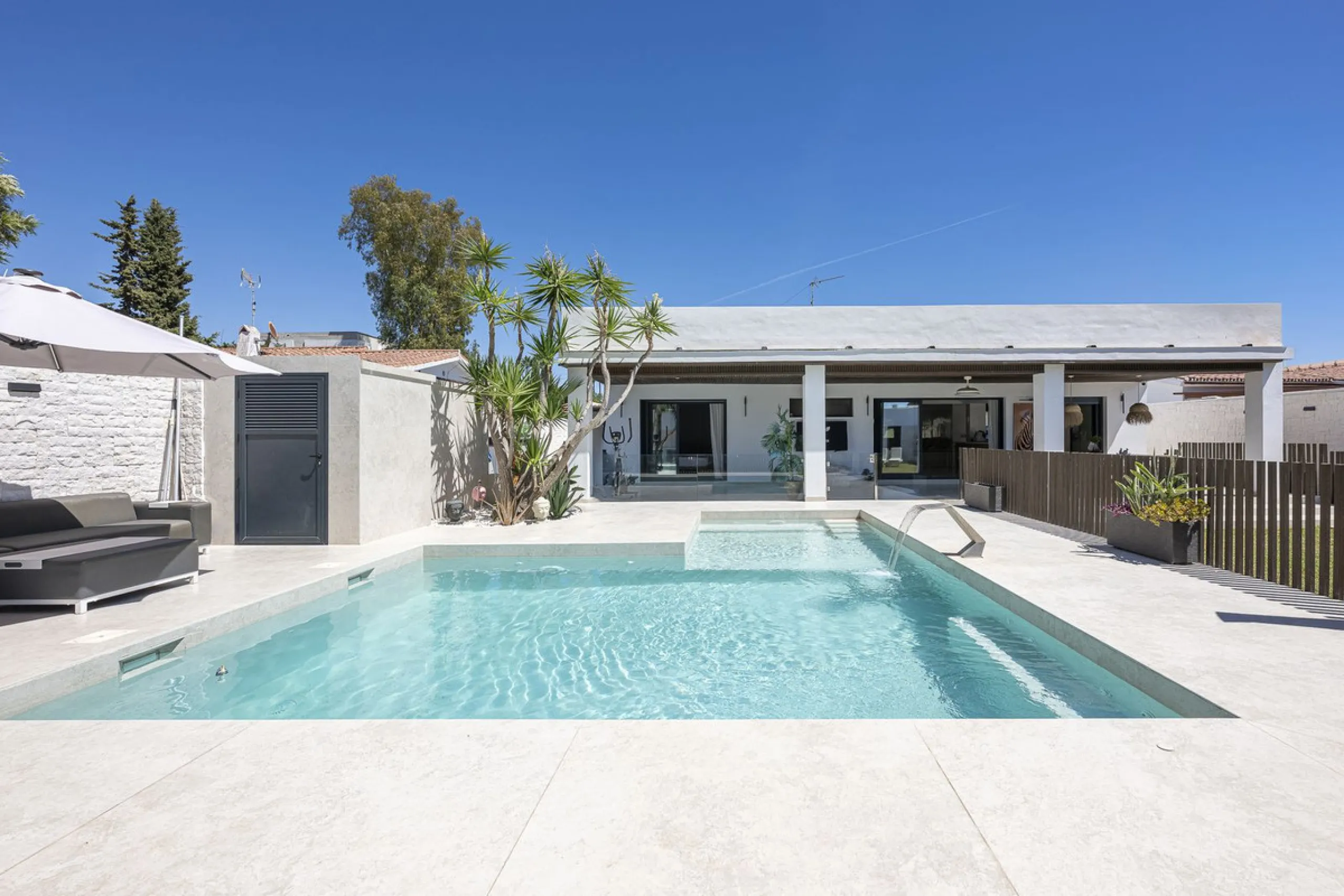 House - Detached Villa в продаже в Estepona, Málaga. В доме 3 спален и 4 ванных комнат. Площадь дома 260 м²