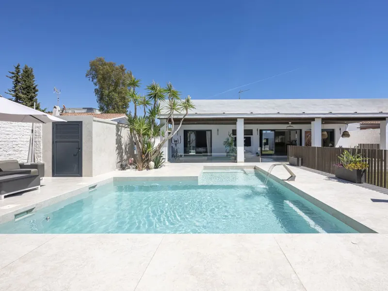 House - Detached Villa в продаже в Estepona, Málaga. В доме 3 спален и 4 ванных комнат. Площадь дома 260 м²