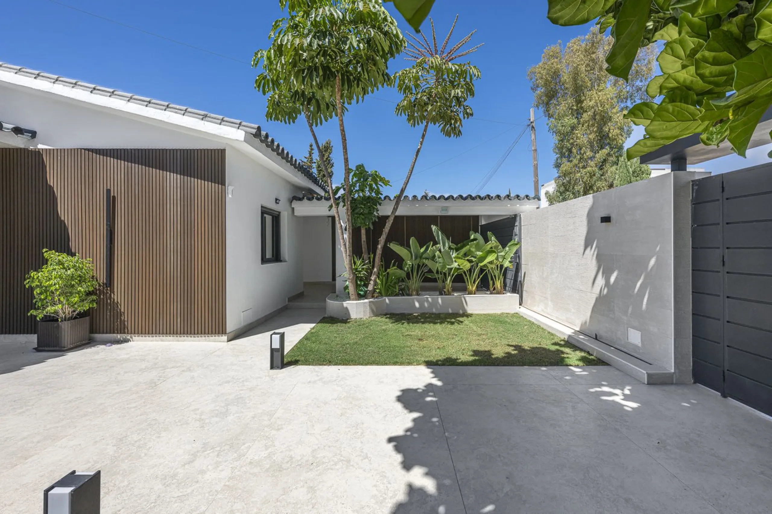 House - Detached Villa в продаже в Estepona, Málaga. В доме 3 спален и 4 ванных комнат. Площадь дома 260 м²