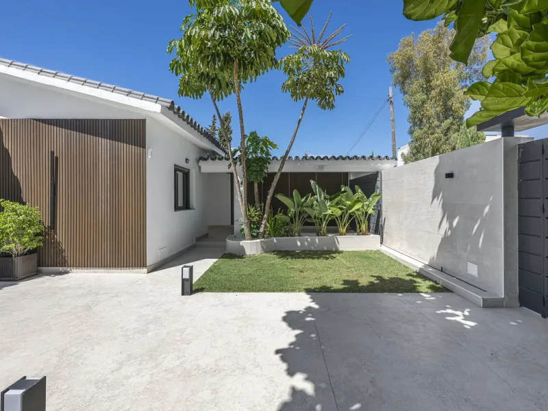 House - Detached Villa в продаже в Estepona, Málaga. В доме 3 спален и 4 ванных комнат. Площадь дома 260 м²