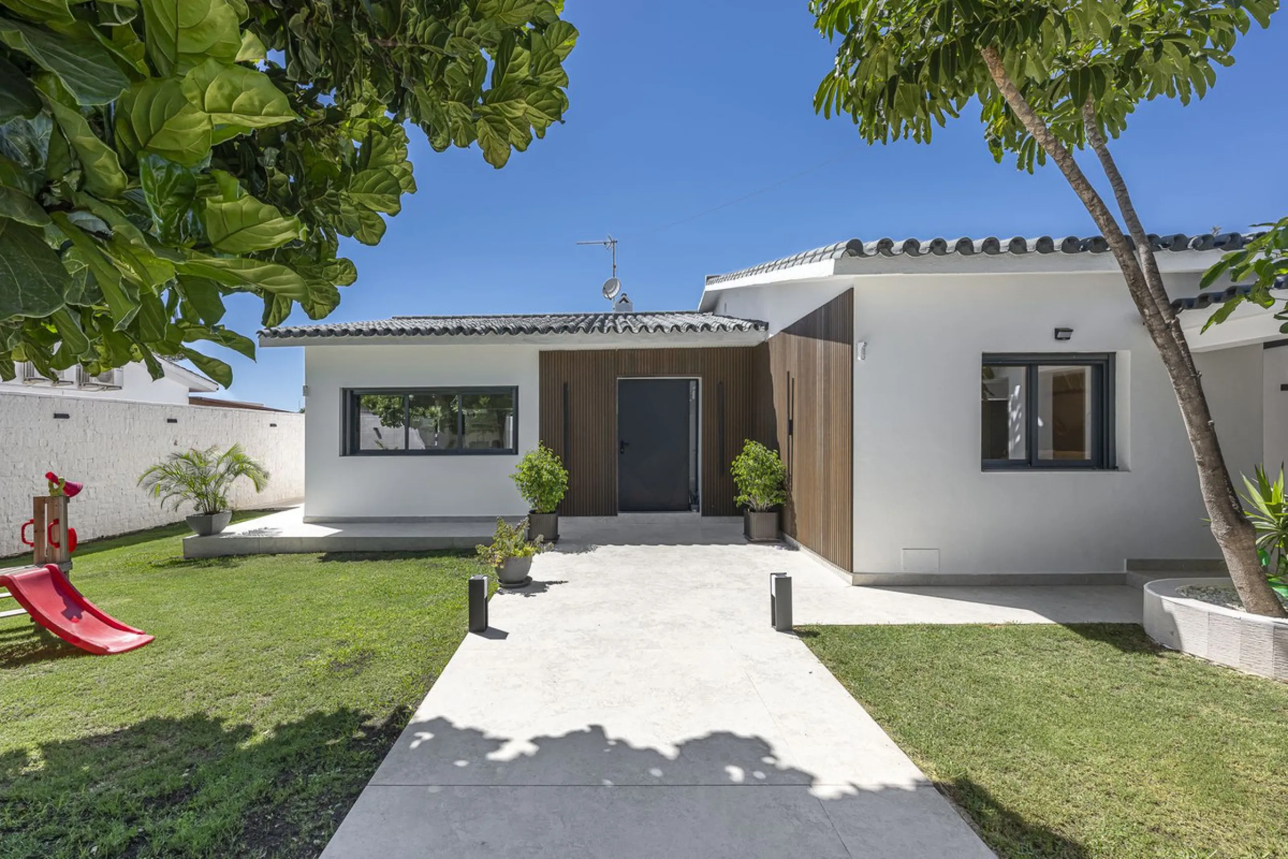House - Detached Villa в продаже в Estepona, Málaga. В доме 3 спален и 4 ванных комнат. Площадь дома 260 м²