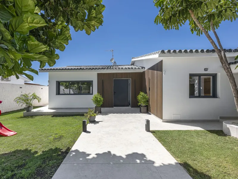 House - Detached Villa в продаже в Estepona, Málaga. В доме 3 спален и 4 ванных комнат. Площадь дома 260 м²
