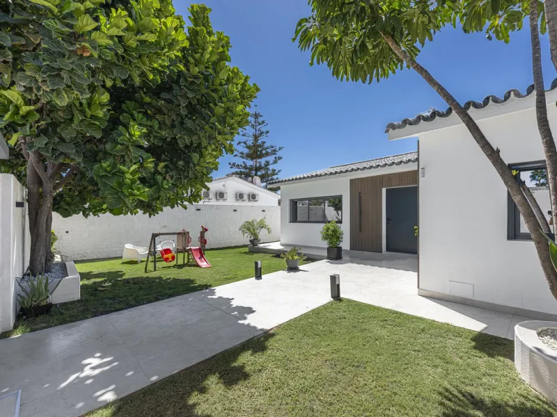 House - Detached Villa в продаже в Estepona, Málaga. В доме 3 спален и 4 ванных комнат. Площадь дома 260 м²