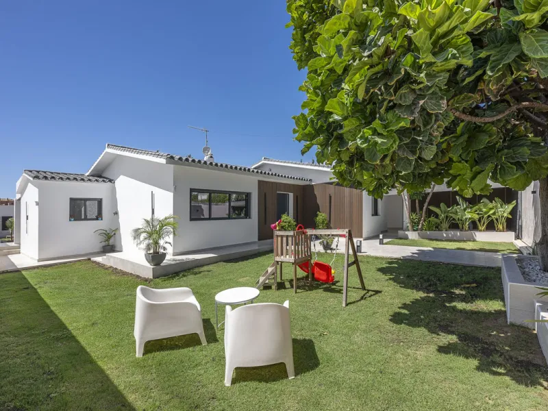 House - Detached Villa в продаже в Estepona, Málaga. В доме 3 спален и 4 ванных комнат. Площадь дома 260 м²