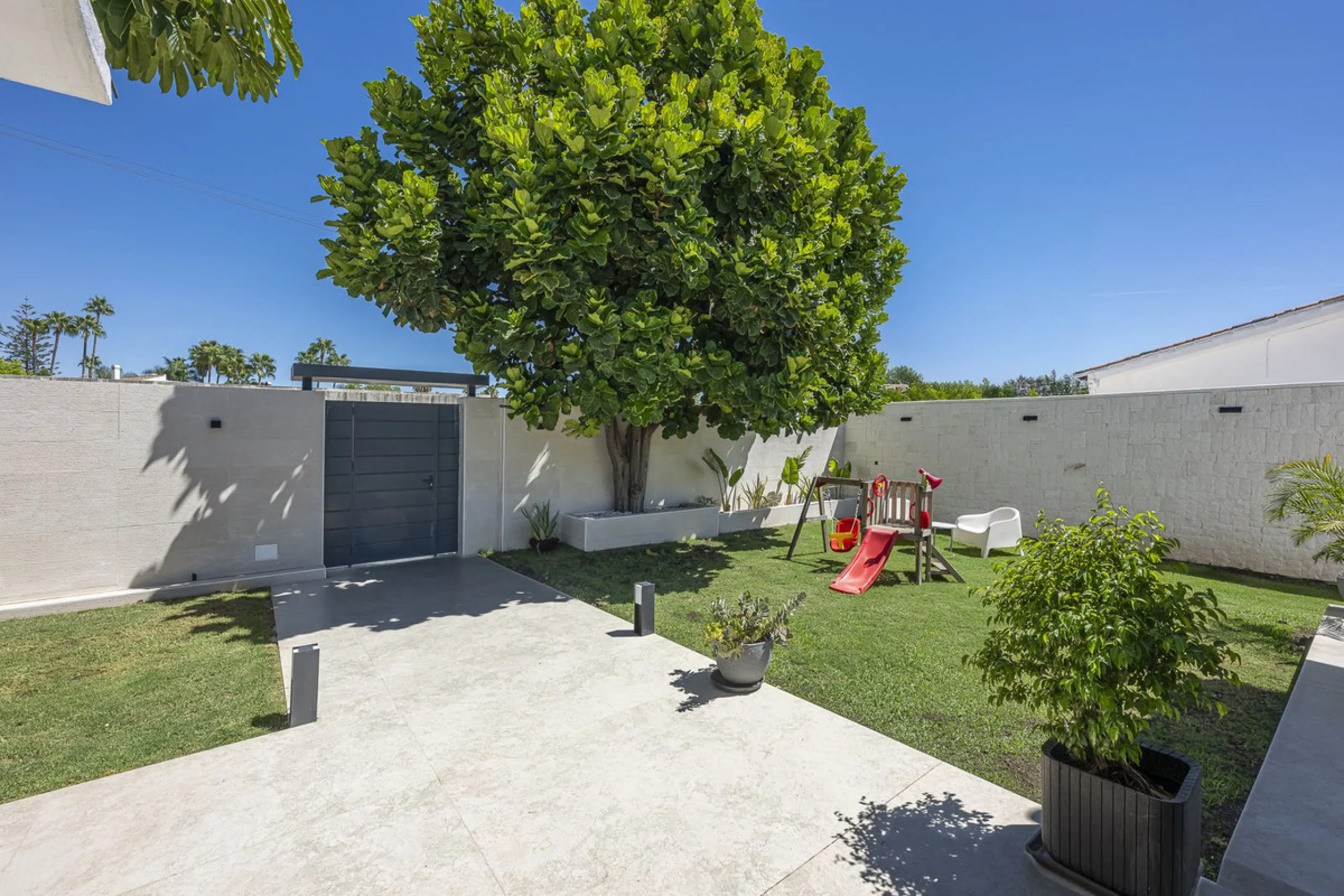 House - Detached Villa в продаже в Estepona, Málaga. В доме 3 спален и 4 ванных комнат. Площадь дома 260 м²