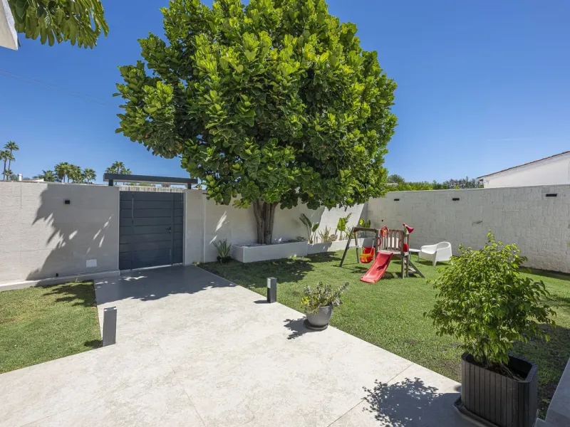 House - Detached Villa в продаже в Estepona, Málaga. В доме 3 спален и 4 ванных комнат. Площадь дома 260 м²
