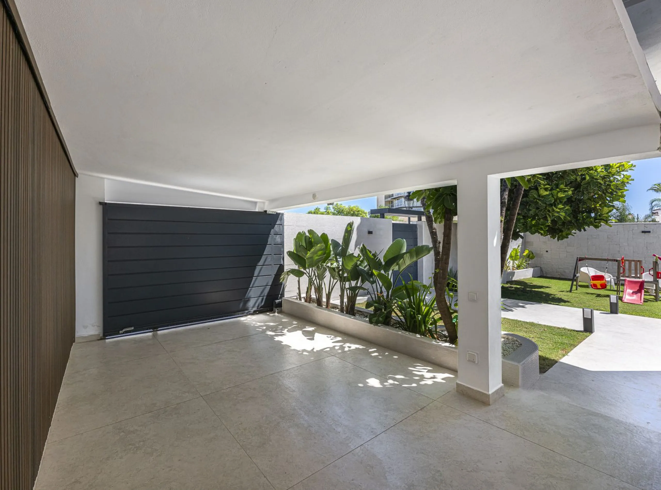 House - Detached Villa в продаже в Estepona, Málaga. В доме 3 спален и 4 ванных комнат. Площадь дома 260 м²